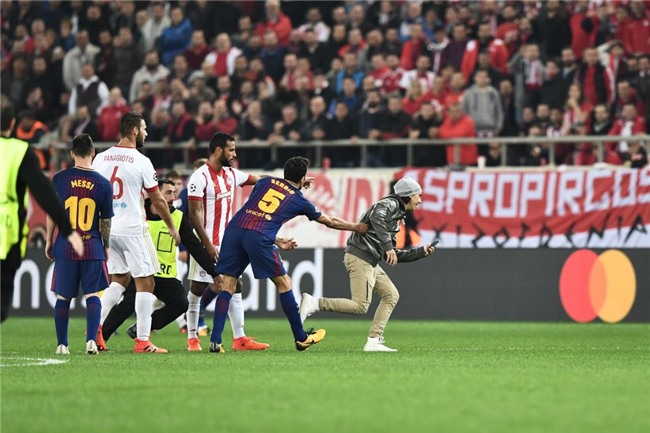 Fan cuong len vao san de xin chup anh va om Messi hinh anh 4