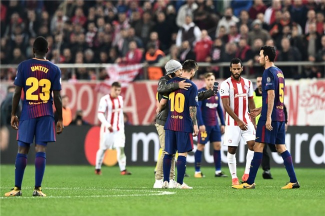 Fan cuong len vao san de xin chup anh va om Messi hinh anh 5