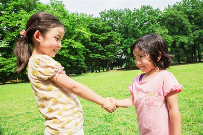Đừng để mọi người trách dạy con không khéo, đây là 33 bí kíp bỏ túi cho mẹ rèn trẻ cách cư xử từ nhỏ - Ảnh 1.