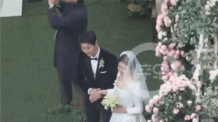 Khoảnh khắc chứng minh Song Joong Ki yêu Song Hye Kyo đến nhường nào trong đám cưới giữa thời tiết lạnh xứ Hàn - Ảnh 7.