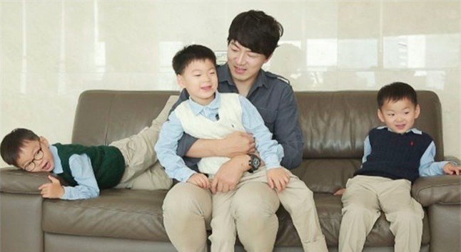 Ông bố quốc dân xứ Hàn và cách dạy 3 con sinh ba đến chuyên gia tâm lý cũng phải khen ngợi - Ảnh 12.