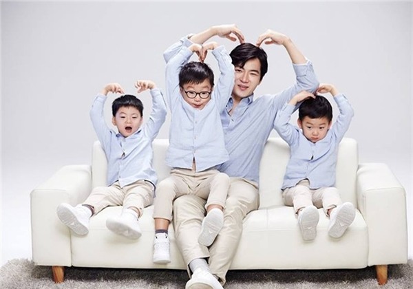 Ông bố quốc dân xứ Hàn và cách dạy 3 con sinh ba đến chuyên gia tâm lý cũng phải khen ngợi - Ảnh 2.