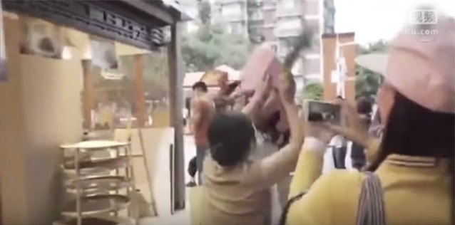 TQ: Cô gái xinh như hoa hậu bị đánh sấp mặt vì chen lấn khi xếp hàng-2