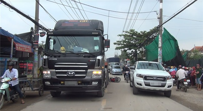 Người thân nhiều lần ngất xỉu cạnh thi thể nữ sinh 20 tuổi chết thảm dưới gầm xe đầu kéo