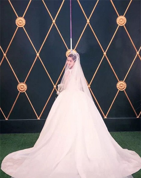HOT Dior hé lộ những bức hình hiếm có về quá trình tạo nên chiếc váy cưới  của Song Hye Kyo  Couture fashion Fashion Beautiful dresses