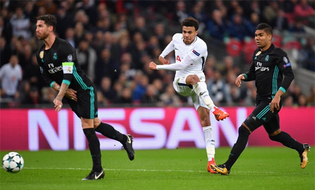 Alli sút bóng đập chân Ramos vào lưới