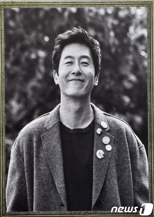 Đám cưới vừa kết thúc, Song Joong Ki đã đến viếng nam diễn viên bạc mệnh Kim Joo Hyuk - Ảnh 1.