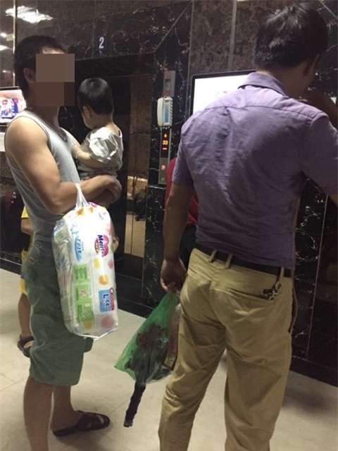 2 ông chồng người cầm bó hoa người bế con xách bỉm, trò chuyện đôi câu mà khiến chị em ghen tị ngút trời - Ảnh 1.