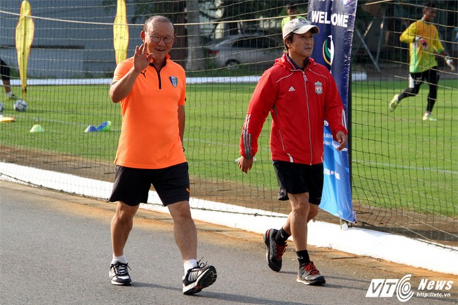 HLV Park Hang Seo túc tắc tập thể dục, cử trợ lý quan sát U19 Việt Nam - Ảnh 1.