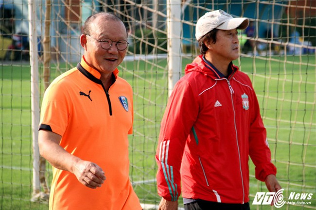 HLV Park Hang Seo túc tắc tập thể dục, cử trợ lý quan sát U19 Việt Nam - Ảnh 2.