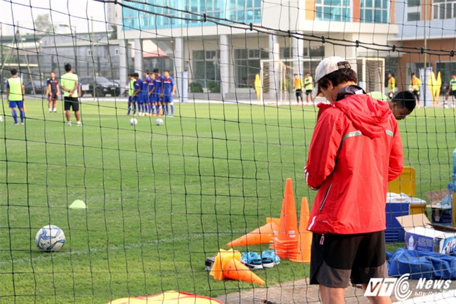 HLV Park Hang Seo túc tắc tập thể dục, cử trợ lý quan sát U19 Việt Nam - Ảnh 3.