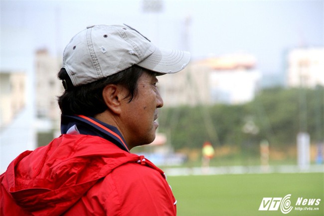 HLV Park Hang Seo túc tắc tập thể dục, cử trợ lý quan sát U19 Việt Nam - Ảnh 4.