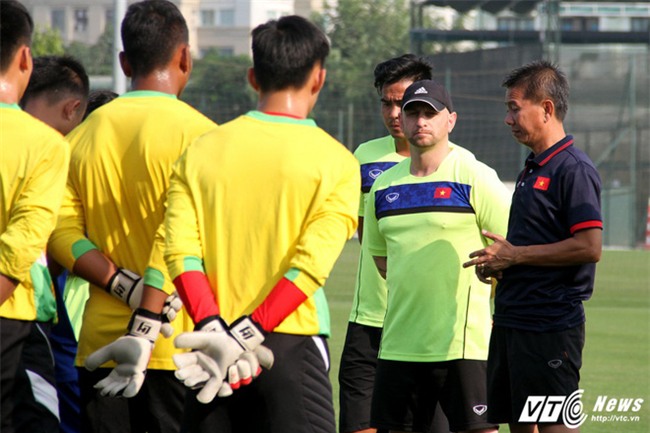 HLV Park Hang Seo túc tắc tập thể dục, cử trợ lý quan sát U19 Việt Nam - Ảnh 5.
