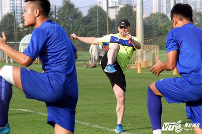 HLV Park Hang Seo túc tắc tập thể dục, cử trợ lý quan sát U19 Việt Nam - Ảnh 6.
