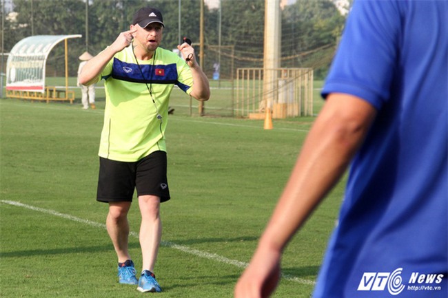 HLV Park Hang Seo túc tắc tập thể dục, cử trợ lý quan sát U19 Việt Nam - Ảnh 7.