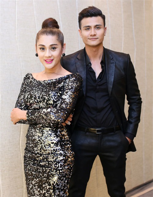 Nhưng không lâu sau, trả lời trên một trang báo, cô thừa nhận người mà mình thường nhắc đến là siêu mẫu Vĩnh Thụy. Cô cho biết, Vĩnh Thụy là người đàn ông cô dành khá nhiều tình cảm. - Tin sao Viet - Tin tuc sao Viet - Scandal sao Viet - Tin tuc cua Sao - Tin cua Sao