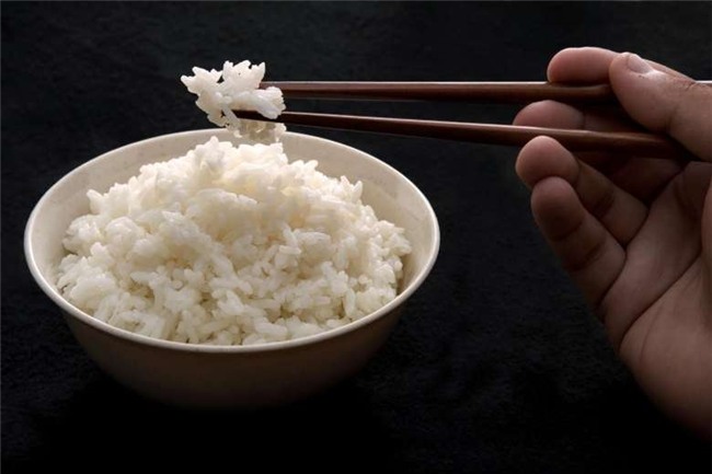 choang voi dong nghiep nu ngay ngay an com chan nuoc loc, tich tien mua chung cu cao cap - 2