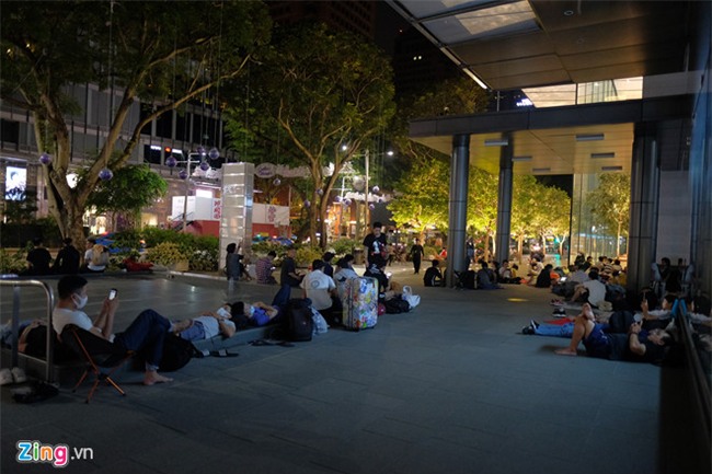 Apple Store 'bat luc' giai tan dam dong nguoi Viet cho mua iPhone X hinh anh 1