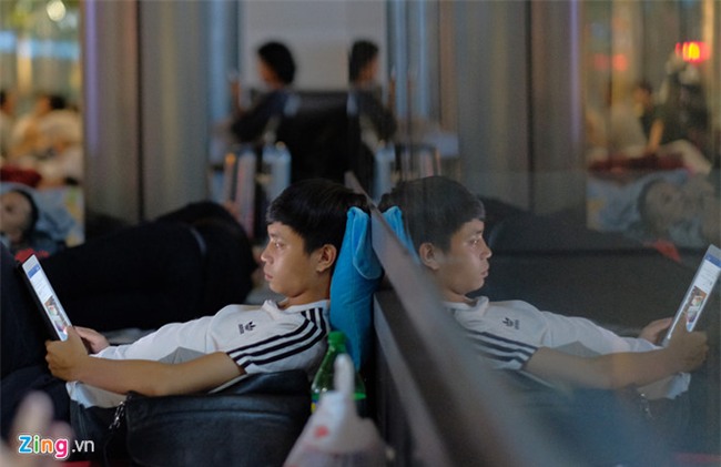 Apple Store 'bat luc' giai tan dam dong nguoi Viet cho mua iPhone X hinh anh 2