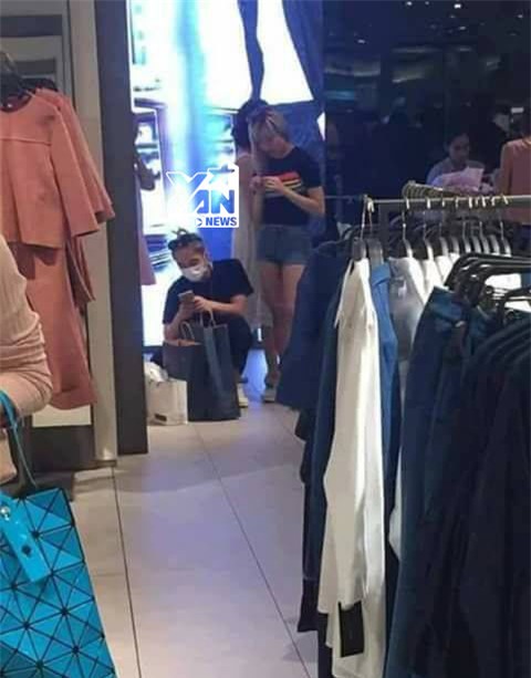 Sơn Tùng mang khẩu trang che kín mặt để tránh sự chú ý của nhiều người khi cùng Thiều Bảo Trâm đi mua sắm. Đã khá&nbsp;lâu rồi người hâm mộ mới phát hiện cả hai xuất hiện chung cùng nhau. - Tin sao Viet - Tin tuc sao Viet - Scandal sao Viet - Tin tuc cua Sao - Tin cua Sao