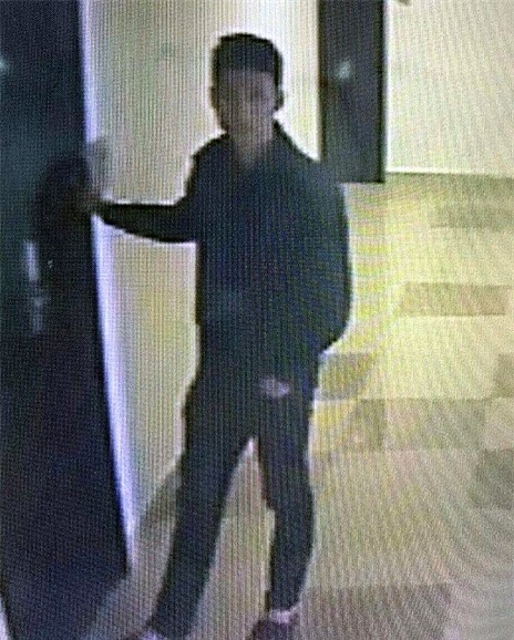 Hình ảnh Tùng ra vào tòa chung cư do camera ghi lại.