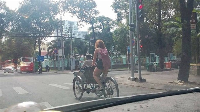 Thấy bác xích lô già yếu, cô tây xung phong chở bác đi dạo phố Sài Gòn luôn! - Ảnh 1.