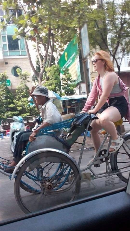 Thấy bác xích lô già yếu, cô tây xung phong chở bác đi dạo phố Sài Gòn luôn! - Ảnh 2.