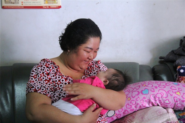 Bé gái 3 tháng tuổi nghi bị mẹ bỏ rơi giữa đêm tối kèm theo cuốn sổ chích ngừa bệnh