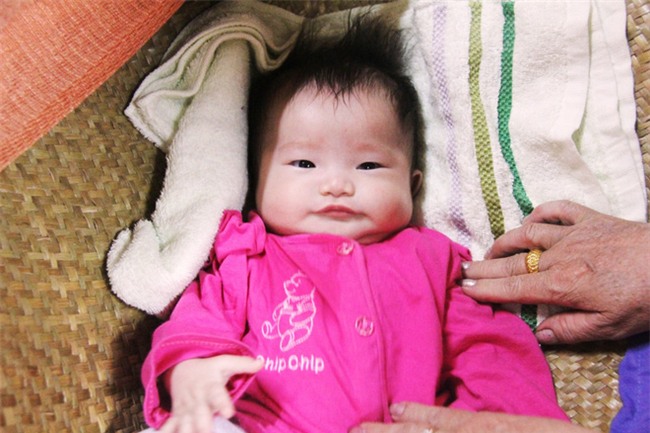 Bé gái 3 tháng tuổi nghi bị mẹ bỏ rơi giữa đêm tối kèm theo cuốn sổ chích ngừa bệnh