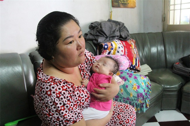 Bé gái 3 tháng tuổi nghi bị mẹ bỏ rơi giữa đêm tối kèm theo cuốn sổ chích ngừa bệnh