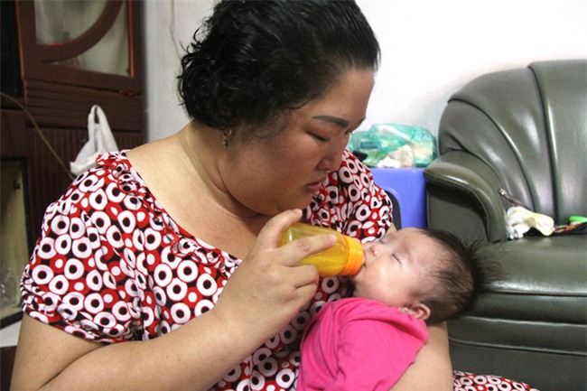 Bé gái 3 tháng tuổi nghi bị mẹ bỏ rơi giữa đêm tối kèm theo cuốn sổ chích ngừa bệnh