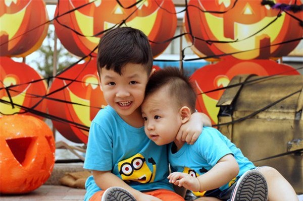 3 ba me showbiz viet noi tieng nuoi day con cuc kheo, giup tre tu lap - 16