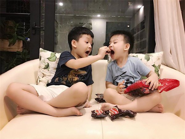 3 ba me showbiz viet noi tieng nuoi day con cuc kheo, giup tre tu lap - 17