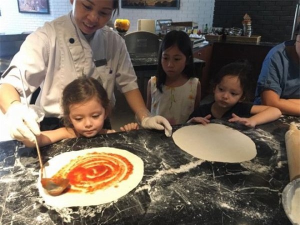 3 ba me showbiz viet noi tieng nuoi day con cuc kheo, giup tre tu lap - 6