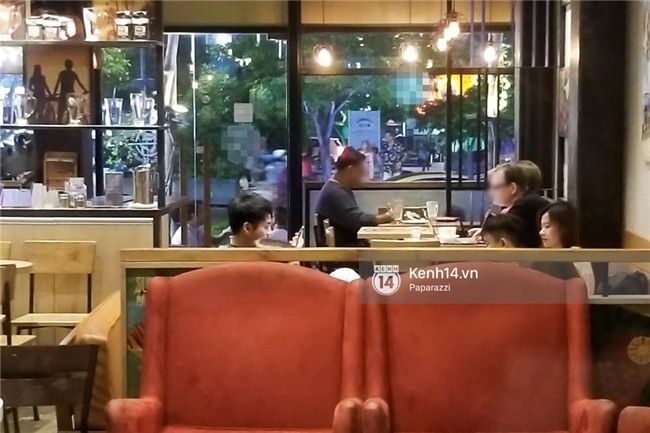 HOT: Midu đi với bạn trai mới, chạm trán Thúy Vi giữa phố đi bộ - Ảnh 2.