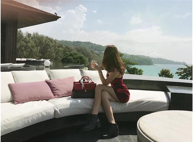 Cuộc sống sang chảnh trải đầy hàng hiệu của Tân Hoa hậu Đại dương Lê Âu Ngân Anh - Ảnh 2.