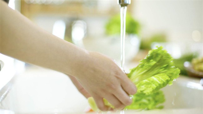 Cứ nghĩ rửa dưới vòi nước là cách rửa rau chuẩn, nào ngờ sai hoàn toàn - Ảnh 1.