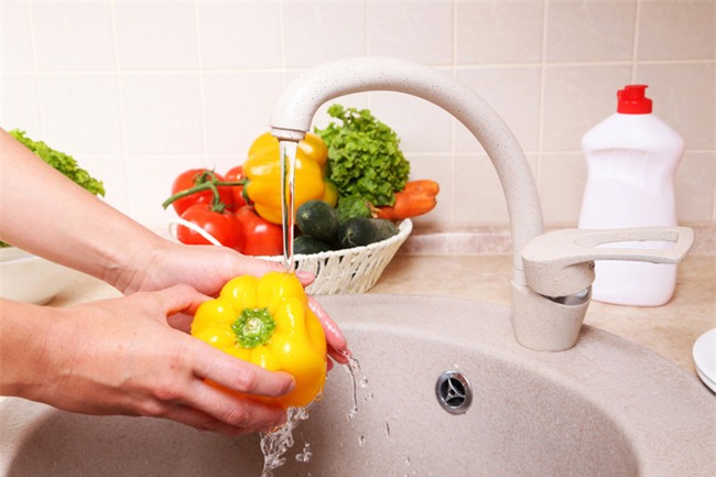 Cứ nghĩ rửa dưới vòi nước là cách rửa rau chuẩn, nào ngờ sai hoàn toàn - Ảnh 2.