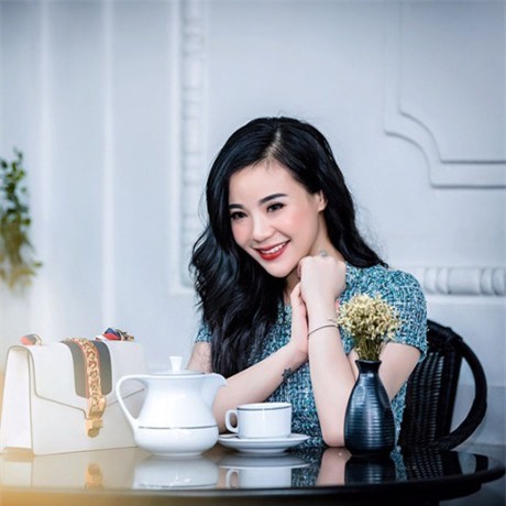 Chân dung bà chủ lô mỹ phẩm 11 tỷ không rõ nguồn gốc: Từng được đề cử tham dự Hoa hậu quý bà Châu Á 2017 - Ảnh 3.