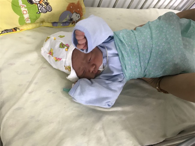 Hà Nội: Sinh con chưa được 10 giờ đồng hồ, mẹ bế con sang giường bên gửi rồi bỏ đi
