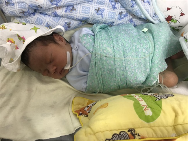 Hà Nội: Sinh con chưa được 10 giờ đồng hồ, mẹ bế con sang giường bên gửi rồi bỏ đi