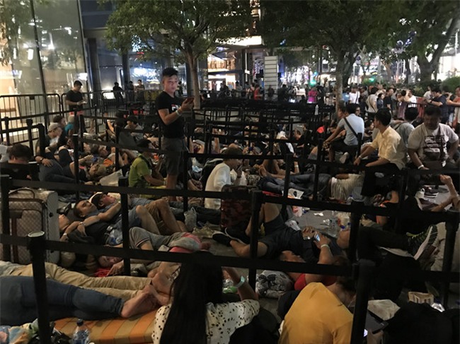 Xep hang mua iPhone X: 3 trieu mot cho ngoi khong ban hinh anh 1