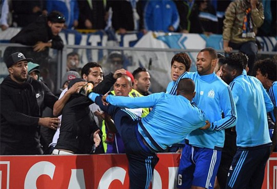 Tái hiện cú kungfu của Cantona, Evra bị đuổi khi chưa ra sân - Ảnh 1.