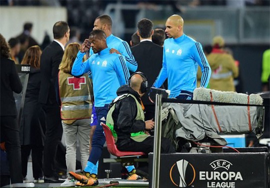 Tái hiện cú kungfu của Cantona, Evra bị đuổi khi chưa ra sân - Ảnh 3.