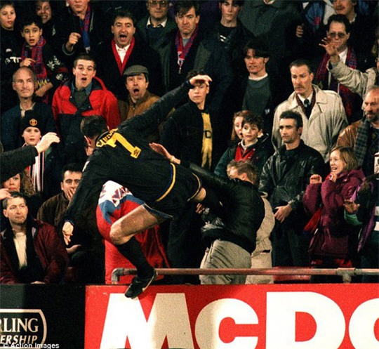 Tái hiện cú kungfu của Cantona, Evra bị đuổi khi chưa ra sân - Ảnh 5.