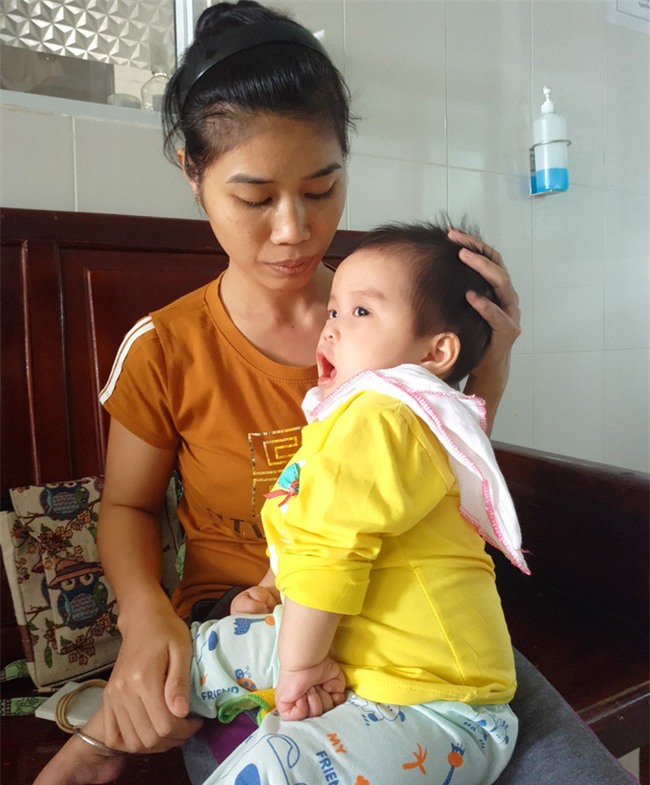 Xót thương bé gái hơn 1 tuổi bị côn trùng đốt khiến tay chân co quắp, teo não không thể nhận thức - Ảnh 7.