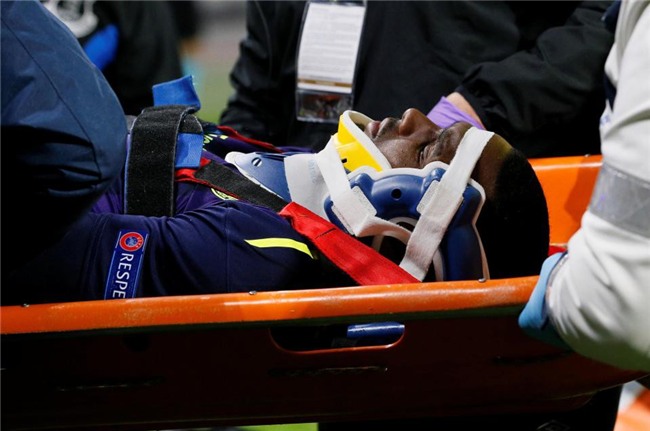 Cầu thủ Everton té gãy cổ sau một pha bật nhảy - Ảnh 3.