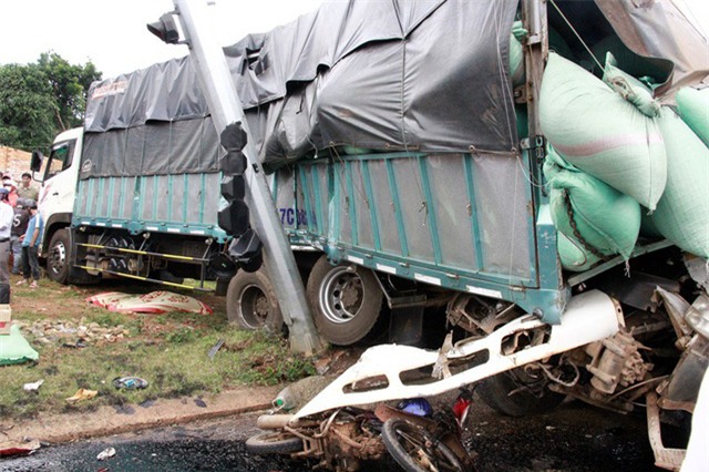 Xe bồn đâm hàng loạt phương tiện, 1 người chết, 3 người bị thương