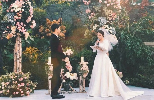 Báo Hàn đăng ảnh độc quyền: Song Joong Ki và Song Hye Kyo xuất hiện tại Tây Ban Nha trong chuyến trăng mật - Ảnh 4.