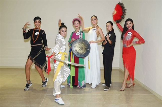 Thi sinh Hoa hau Hoan vu Viet Nam coi phang vay nhay boc lua hinh anh 1